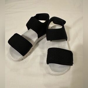 Hunter Original Outdoor Sandals, 
Girls Size US 13
Good Pre-Owned Condition